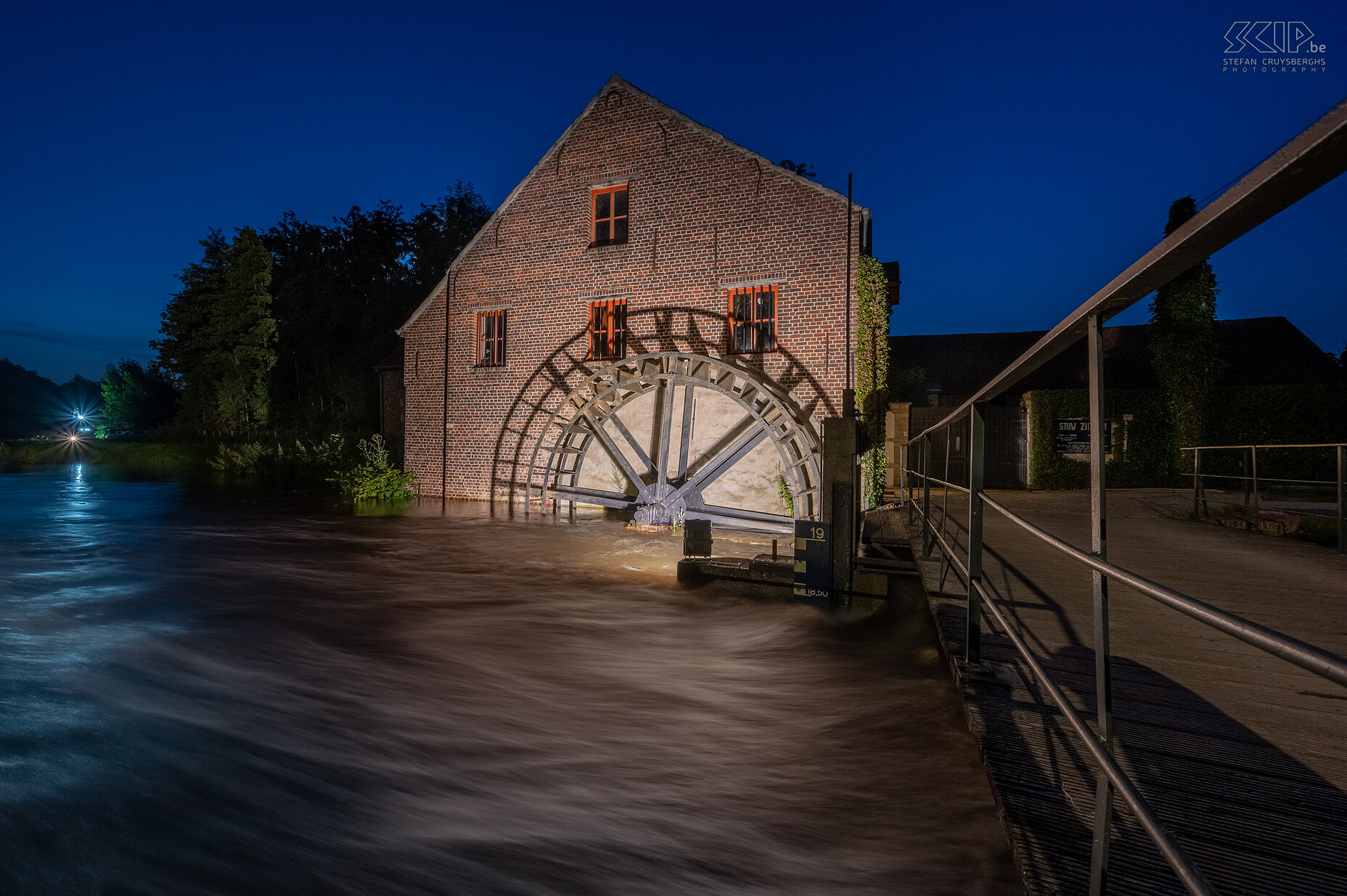 Hageland by night - Watermolen in Zichem In de zomer van 2021 trad de Demer op een aantal plaatsen buiten haar oevers en stond het water extreem hoog aan de watermolen van Zichem. Stefan Cruysberghs